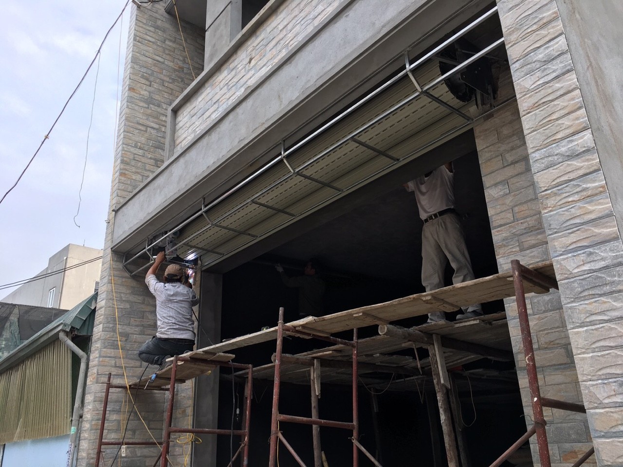 Cửa cuốn nhôm - Cấu tạo, công năng sử dụng và giá cả Giải pháp hiện đại cho không gian sống và kinh doanh
