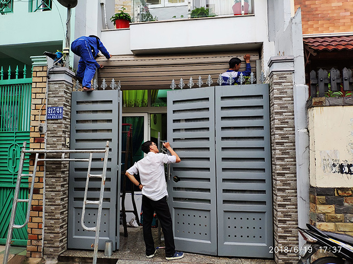 sua_chua_cua_cuon_austdoor_tai_quan_5_austdoor_asia_0