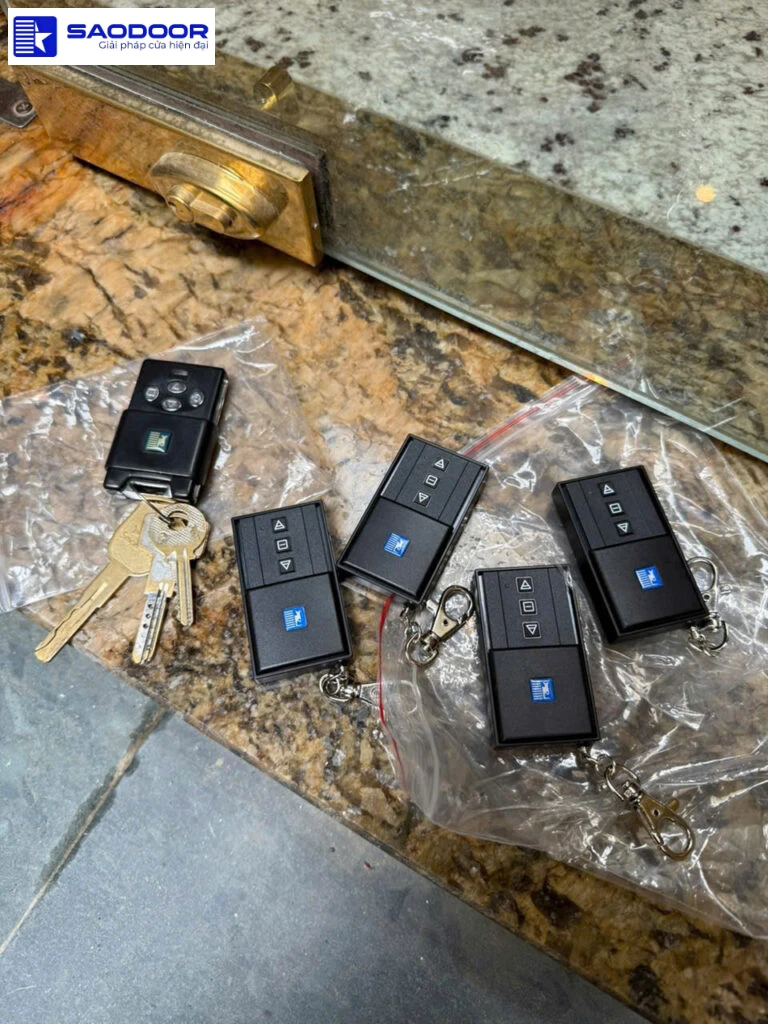 Remote điều khiển cửa cuốn từ xa phường Phú Thọ TP.HCM an toàn tiện lợi